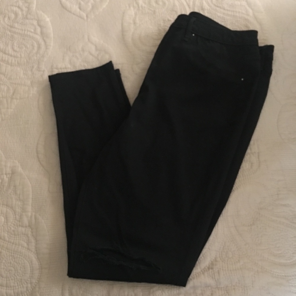 Black Skinny Jeans with Holes in the Knees